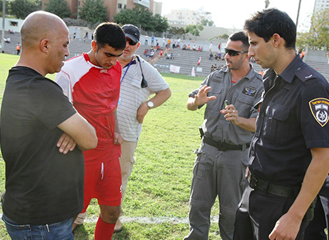 עבודי יחד עם השוטרים. עוכב ושוחרר (שלומי גבאי)