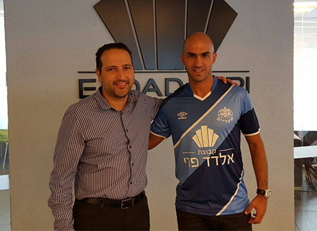 שי אבוטבול יחד עם אלדד פרי במעמד החתימה (דף הפייסבוק מכבי שעריים)