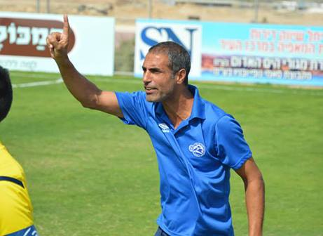 ישיג ניצחון? מאמן יפו מאיר סומך (פרנסיסקו דיסטסיו)