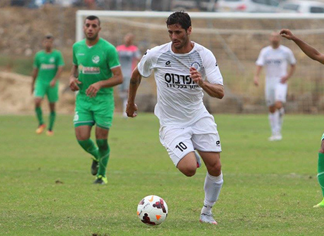 האיש הנכון במקום הנכון. עקיבא (עודד חסין)