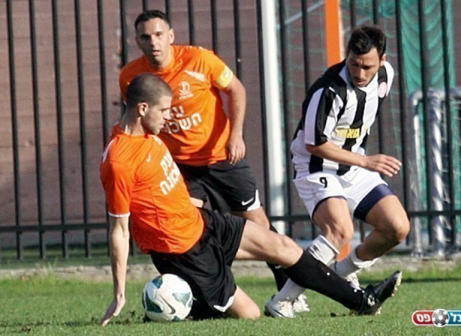 מימין שי כחלון במדי אזור.