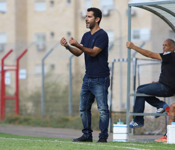 יעמוד על הקווים. אוזן (עודד חסין)