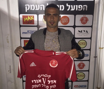 בן סימון במעמד החתימה