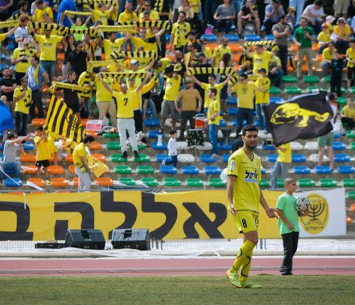 ברוכיאן על רקע האוהדים (ינון פוקס)