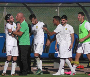 שחקני כפר סבא חוגגים העפלה יחד עם מאמנם (שקד מורג)