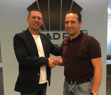 קלינגר במעמד החתימה עם אלדד פרי