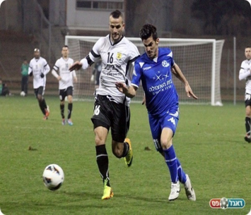 מימין גיא עובדיה. סיים את דרכו בשעריים