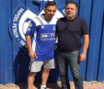 מלכה במעמד החתימה. חשב שישאר בפ