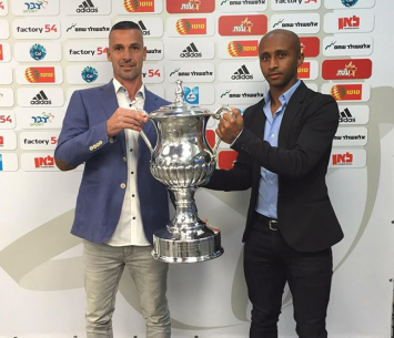 מאיר כהן וברוך דגו עם גביע המדינה (באדיבות ההתאחדות לכדורגל)