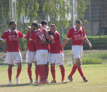 שחקני כפר קאסם חוגגים עוד ניצחון (אלי שמואלי)