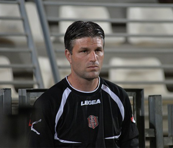 שי אהרון. לא עומדים בציפיות עד כה (ארנון לוי)