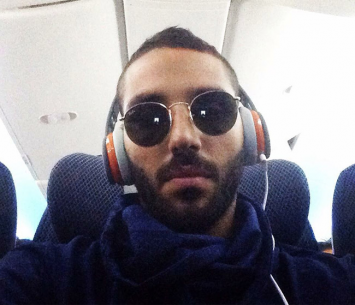 שלומי מראד במטוס בדרך ללונדון (צילום מסך פייסבוק)