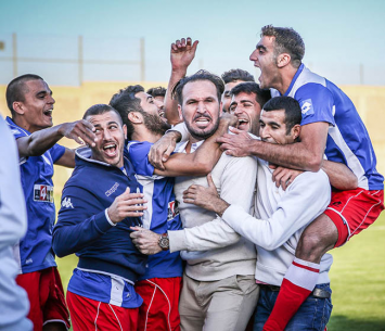 מאמן באקה יחד עם שחקניו. שחררו הרבה לחץ (וואסים מוואסי)