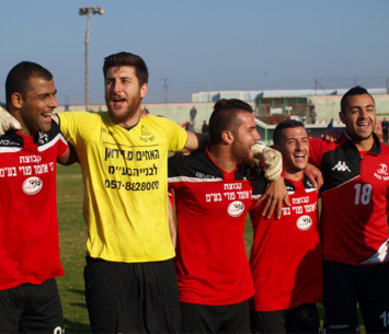 שחקני כפר כנא חוגגים בסיום (דאפר מחמיד)