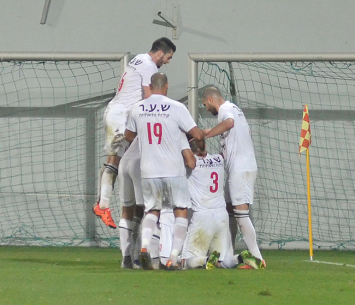 שחקני הרצליה חוגגים (ארנון לוי)