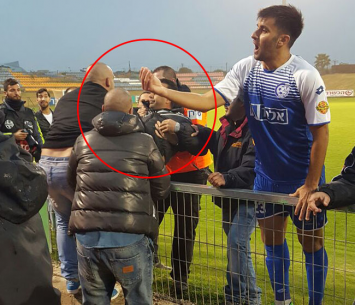 המהומה בסיום. קסנטיני מורחק על ידי אנשי אשקלון