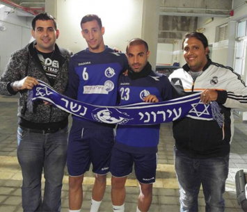 בוארון במדי נשר יחד עם עידן דוד והאוהדים (אלירן גולדמן)