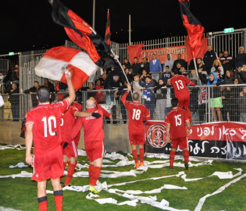 שחקני הפועל טירת הכרמל חוגגים (העמותה לקידום הספורט והחינוך בטירת כרמל, קידום צעיר)