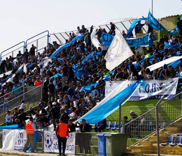 התפרצו למגרש. אוהדי דימונה (איציק קדוש)