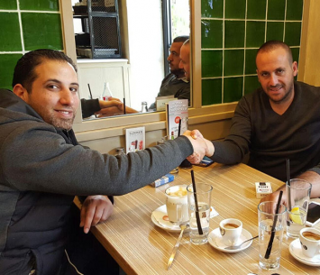 אבי סבג במעמד החתימה