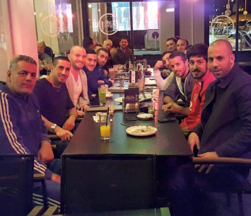 יושבים בבית קפה. שחקני טירת הכרמל הערב