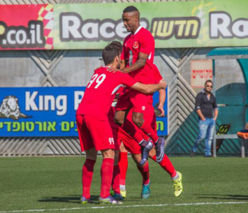 שחקני מרמורק חוגגים. בוזגלו משקיף (רפי נחמיאס)