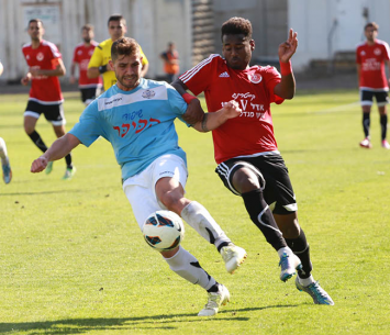 נדב אברה ממגדל העמק ותום דן מבית שאן במאבק על הכדור (עדי מלול)