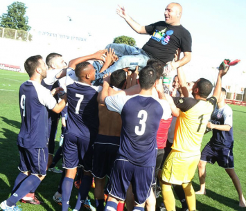 שחקני חדרה עם המאמן מומו ניסטל (שלומי גבאי)