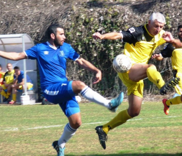 גיא כהן זדה (בכחול) מול מגמדוב. כבש את השני של צפרירים (אלי שמואלי)