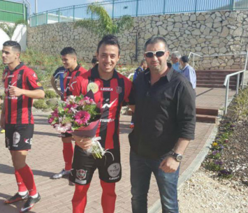 מתיאס מרטין מקבל זר פרחים מקבוצתו לשעבר, הפועל עפולה