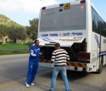 לא נעים למצוא אוטובוס מפונצ'ר. (למצולמים אין קשר לכתבה)