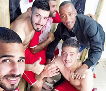 שחקני חדרה בסלפי ניצחון (מתוך פייסבוק)