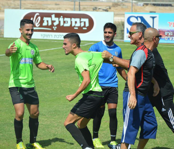 חייבים את הנקודות. שחקני עמישב (פרנסיסקו דיסטסיו)