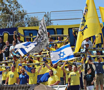 מוכנים לקרב. אוהדי מכבי אשדוד (מוטי קדוש)