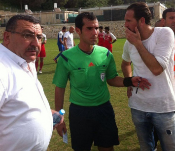 אלעד בן דור שופט המשחק יחד עם נסרלאדין ואילוז (דאפר מחמיד)