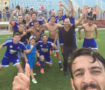 בן בן שושן בסיום המשחק יחד עם שחקני הקבוצה (פייסבוק)