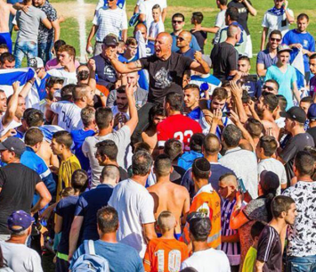 מגיע להם. אוהדי דימונה יחד עם השחקנים בסיום המשחק (איציק קדוש)