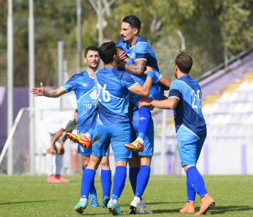 שחקני שעריים חוגגים עם כוכב המשחק (רולנדי ברנשטיין)