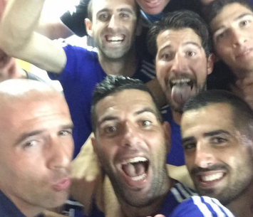 שחקני נשר יחד עם מאמנם אלדד שביט (פייסבוק)