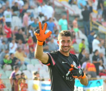 שוער אשדוד מסמן את התוצאה (טל אקוקה)