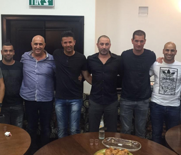 בן זקן ואוואט (במרכז) בהרמת הכוסית