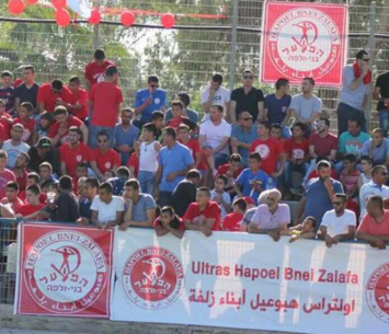 הקהל שדוחף את הקבוצה (בועז ג'בארין)