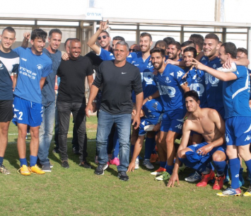 שחקני כפר יונה חוגגים הישארות בליגה (אלון יהודיוף)