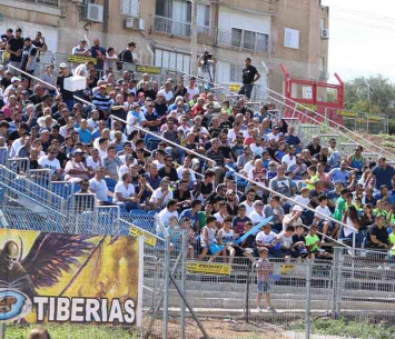 רק 100 מהם יורשו להיכנס. אוהדי טבריה (עודד חסין)
