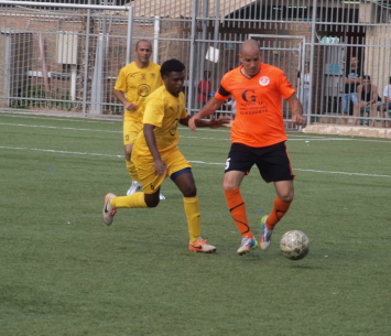 קובי רום (בכתום. אלון יהודיוף)