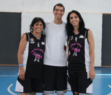 שרה מועלם (משמאל) (לירון לוי)