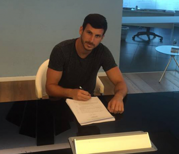 רהב במעמד החתימה