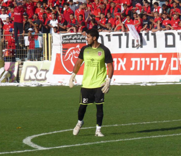 רז על רקע אוהדי קאסם (אלי שמואלי)