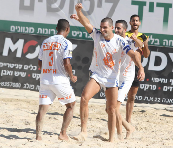 שרון גורמזנו חוגג. השנה גם במדי בני יהודה (שלומי גבאי)