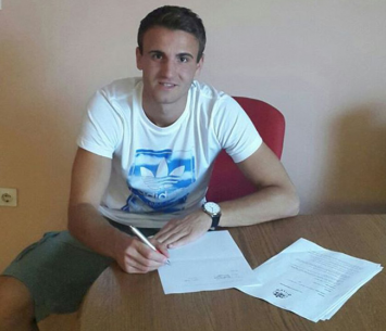 קרגיק במעמד החתימה